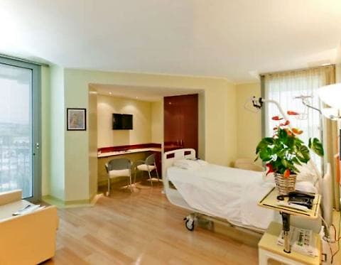 Le stanze di ospedale dove è ricoverato Silvio Berlusconi