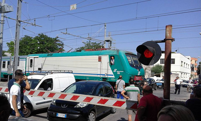 Brindisi: auto bloccato ad un passaggio a livello