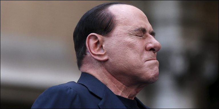 Silvio Berlusconi si è rotto le dita della mano