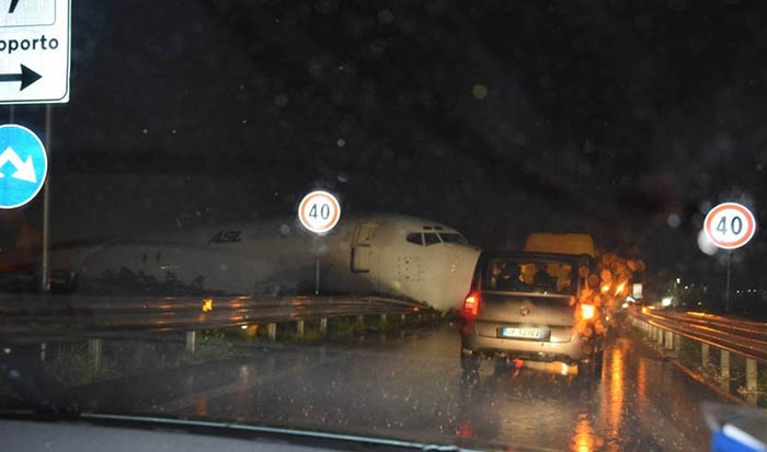 Bergamo, Orio al Serio: aereo atterra fuori pista e finisce in strada