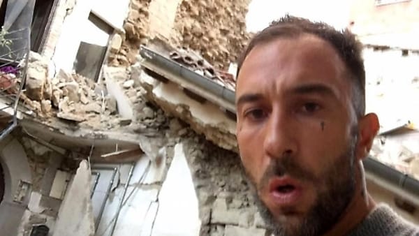 Terremoto oggi, selfie tra le macerie e "fuoriluogo" di Simone Coccia Colaiuta
