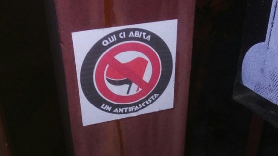Pavia, marchio choc sulle abitazioni: "Qui abita un antifascista"