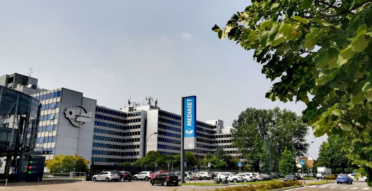 Cologno Monzese, donna precipita da un edificio Mediaset: è gravissima