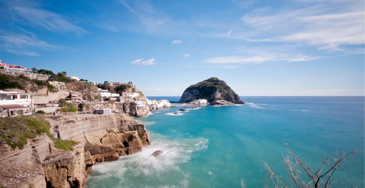 Ischia, tre ragazzi precipitano dalla scogliera con un'auto rubata
